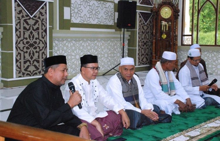 Amal Hasan saat melakukan silaturahmi bersama ratusan santri dan warga pada kegiatan Gema Ramadhan yang digelar Pengurus Ikatan Santri Aceh Jaya (ISAJA), Rabu (3/4) di Mesjid Agung Baitul Izzah, Calang Aceh Jaya