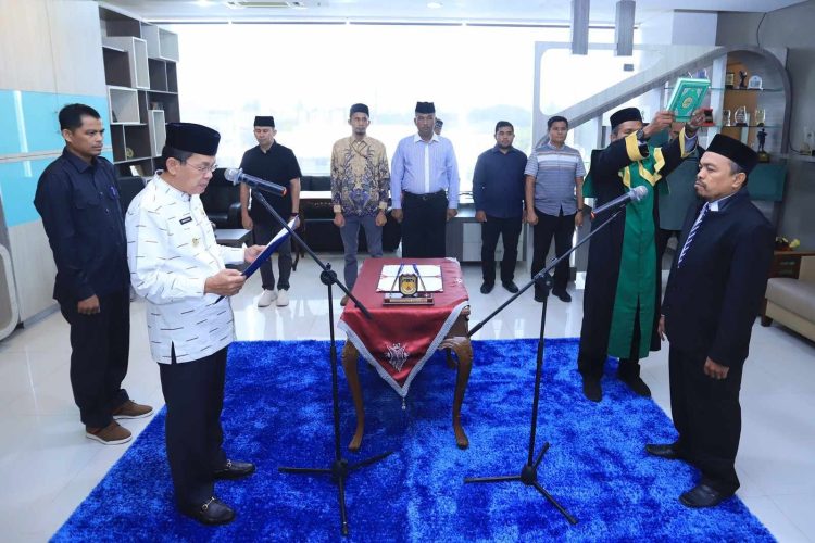 Pj Wali Kota Banda Aceh, Amiruddin melantik Hasanuddin sebagai anggota Komisioner Baitul Mal Kota (BMK) Banda Aceh Pengganti Antar Waktu (PAW) periode 2020-2025