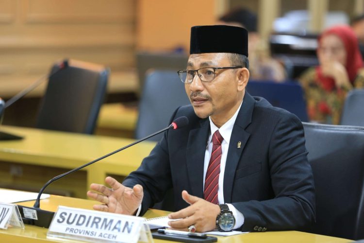 Anggota DPD RI asal Aceh H Sudirman atau Haji Uma mengkritik keras kebijakan Pemerintah Aceh yang meniadakan tradisi pawai takbir keliling menyambut Idul Fitri 1445 Hijriah
