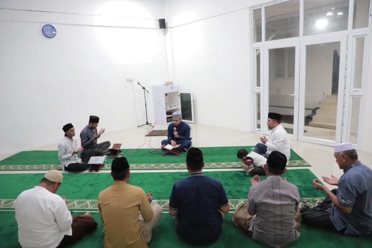 Pj Bupati Aceh Besar Muhammad Iswanto Senin malam (8/4) menutup tadarus Al-Qur'an yang telah berlangsung selama Ramadhan 1445 H di Mushalla Meuligoe Bupati Aceh Besar