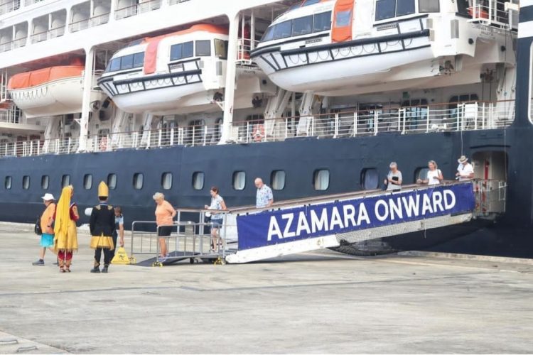 Kapal pesiar MS Azamara Onward berbendera Malta singgahi Kota Sabang, Selasa (9/4)