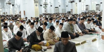 Pj Gubernur Aceh Bustami Hamzah bersama Forkopimda melaksanakan Shalat Idul Fitri 1445H di masjid Raya Baiturrahman Banda Aceh, Rabu pagi (10/4/2024)