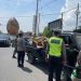 Sat Lantas Polres Pidie menegur pengemudi kenderaan bak terbuka yang angkut penumpang, Ahad (14/4)