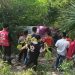 Satu unit microbus angkutan penumpang jenis Isuzu Elf dengan Nopol BL 7335 NB yang hilang kendali terjun ke jurang di Bukit Dusun Blang Ulam, Gampong Lamreh, Krueng Raya, Kecamatan Mesjid Raya, Aceh Besar, Senin sore (15/4/2024)