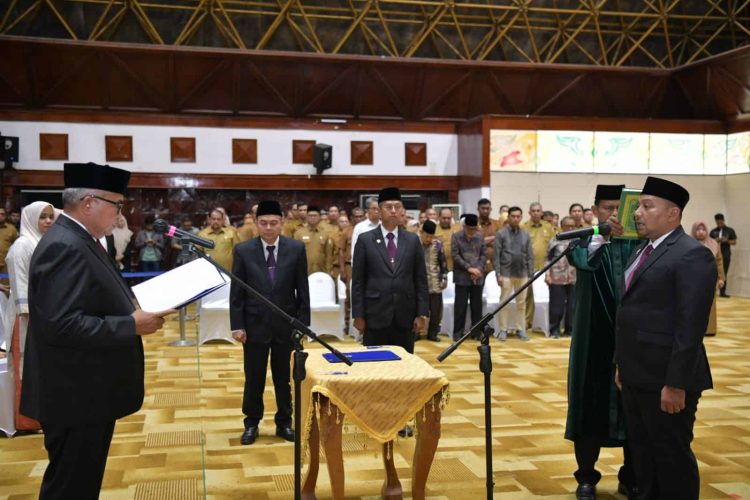 Pj Gubernur Aceh Bustami Hamzah melakukan Pengambilan Sumpah Jabatan dan Pelantikan Penjabat Pimpinan Tinggi Pratama sebagai Kepala Badan Pendapatan dan Keuangan Aceh (BPKA) di Anjong Mon Mata, Banda Aceh, Selasa (16/4/2024)