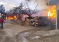 Kebakaran di Gampong Meunasah Manyang Kecamatan Krueng Barona Jaya Aceh Besar menghanguskan lima rumah, 1 kios dan 1 mobil, Sabtu sore (20/4). (Foto: Dok. BPBD Aceh Besar)