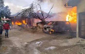 Kebakaran di Gampong Meunasah Manyang Kecamatan Krueng Barona Jaya Aceh Besar menghanguskan lima rumah, 1 kios dan 1 mobil, Sabtu sore (20/4). (Foto: Dok. BPBD Aceh Besar)