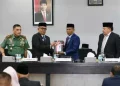 Pj Gubernur Aceh Bustami Hamzah menyerahkan LKPJ Gubernur Aceh Tahun 2023 dalam Sidang Paripurna DPRA, Senin 22 April 2024