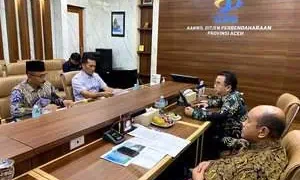 Haji Uma saat mengunjungi Kanwil Ditjen Perbendaharaan (DJPb) Provinsi Aceh, Rabu (24/4)