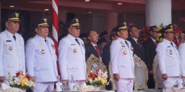 Pj Gubernur Aceh Bustami Hamzah menghadiri Puncak Peringatan Hari Otonomi Daerah (Otda) XXVIII (28) di halaman Balai Kota Surabaya, Kamis (25/4