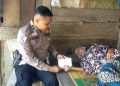Kepala Urusan Pembinaan Operasi (KBO) Satlantas Polres Aceh Utara Ipda Irvan menyerahkan zakat untuk 100 kaum duafa dan fakir miskin di pedalaman Aceh Utara dan Aceh Timur, Kamis (25/4/2024)