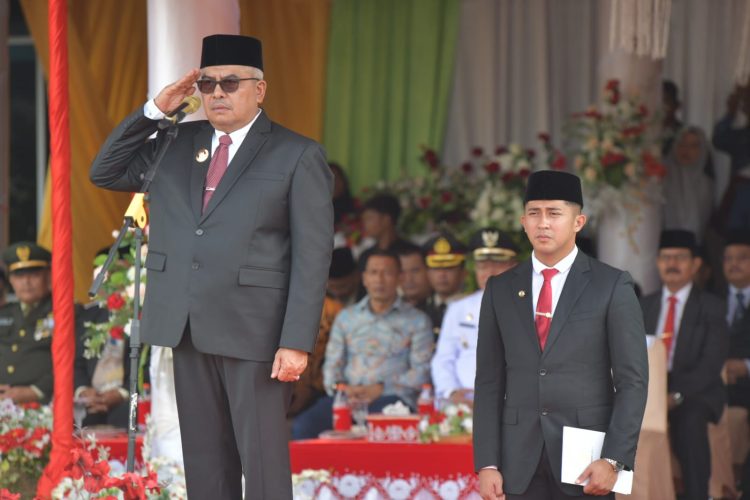 Pj Gubernur Aceh Bustami Hamzah menjadi Inspektur Upacara Peringatan HUT ke-25 Kabupaten Aceh Singkil di halaman Kantor Bupati Aceh Singkil, Sabtu (27/4/2024)