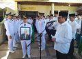 Pj Sekda Aceh Azwardi Abdullah memimpin pengantaran terakhir atas meninggalnya Sekda Aceh periode 2001-2006, Thantawi Ishak di Banda Aceh, Ahad (28/4/2024)