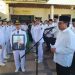 Pj Sekda Aceh Azwardi Abdullah memimpin pengantaran terakhir atas meninggalnya Sekda Aceh periode 2001-2006, Thantawi Ishak di Banda Aceh, Ahad (28/4/2024)