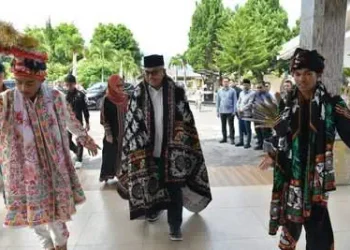Pj Gubernur Aceh Bustami Hamzah disambut tarian Munalo yang merupakan tarian tradisional Suku Gayo untuk menyambut tamu istimewa setelah itu mengikuti prosesi peusijuek di Pendopo Bupati Aceh Tengah, Senin (29/4)