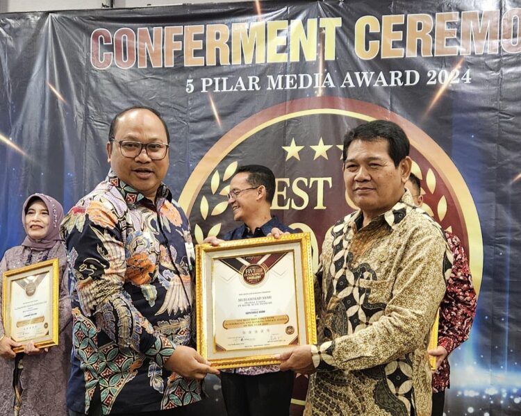 PT. Bank Aceh Syariah meraih penghargaan Five Star Innovation Excellent Award 2024 Kategori Reputable Bank, yang diterima oleh Pemimpin Divisi Sekretariat Perusahaan Bank Aceh Syariah T. Zulfikar