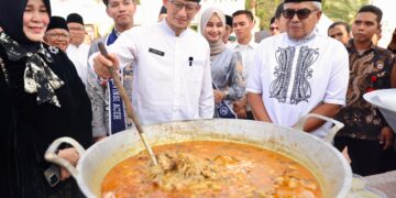 Pj Gubernur Aceh Bustami Bustami mendampingi Menteri Pariwisata dan Ekonomi Kreatif RI Sandiaga Uno, dalam penutupan Aceh Ramadhan Festival, di halaman Masjid Raya Baiturrahman, Senin (1/4)