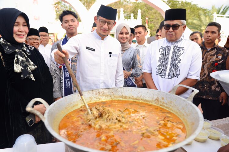 Pj Gubernur Aceh Bustami Bustami mendampingi Menteri Pariwisata dan Ekonomi Kreatif RI Sandiaga Uno, dalam penutupan Aceh Ramadhan Festival, di halaman Masjid Raya Baiturrahman, Senin (1/4)