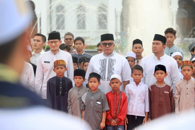 Pemerintah Aceh bersama sejumlah mitra menyantuni ratusan anak yatim di areal Masjid Raya Baiturrahman, Senin, 1 April 2024. Program itu dilakukan dalam rangkaian acara penutupan Aceh Ramadhan Festival 2024 (ARfest24)