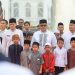 Pemerintah Aceh bersama sejumlah mitra menyantuni ratusan anak yatim di areal Masjid Raya Baiturrahman, Senin, 1 April 2024. Program itu dilakukan dalam rangkaian acara penutupan Aceh Ramadhan Festival 2024 (ARfest24)