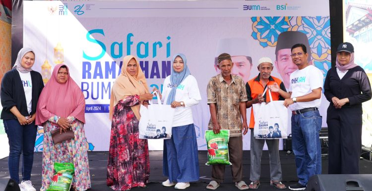 Deputy Institutional Banking & Goverment Relation BSI Region Aceh Saiful Musadir dan Deputy Operasional BSI Regional Aceh Willi Diana mewakili Kementerian BUMN dan BSI saat penyerahan paket sembako murah kepada masyarakat pada Safari Ramadhan BUMN di Taman Bustanussalatin, Banda Aceh, Selasa (2/4)