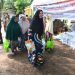 Nurlina saat membawa pulang paket pangan murah, di Mesjid Baitul Kiram, Peukan Biluy, Kecamatan Darul Kamal, Kabupaten Aceh Besar, Senin (1/4/2024). (FOTO/MC ACEH BESAR)