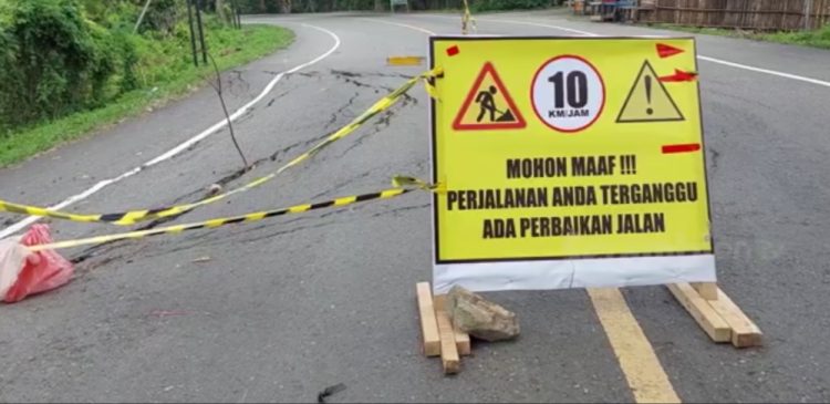Masyarakat yang melakukan perjalanan mudik di Aceh perlu mewaspadai sejumlah titik jalan longsor dan amblas, serta diimbau berhati-hati agar tidak terjadi kecelakaan