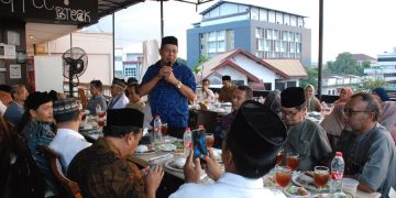 Ketua Ikatan Keluarga Aceh Jaya (Ikajaya) Amal Hasan bersama sejumlah tokoh Aceh Jaya dalam acara silaturahmi dan buka puasa bersama di Banda Aceh, Jum'at, 5 April 2024