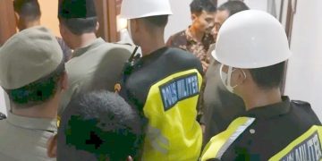 Personel TNI gabungan Polisi Militer (Denpom) IM/1 Lhokseumawe, Korem 011/Lilawangsa, Kodim 0103/Aceh Utara dan Satpol PP Lhokseumawe melakukan razia malam di sejumlah hotel yang ada di Kota Lhokseumawe, Sabtu malam (6/4)