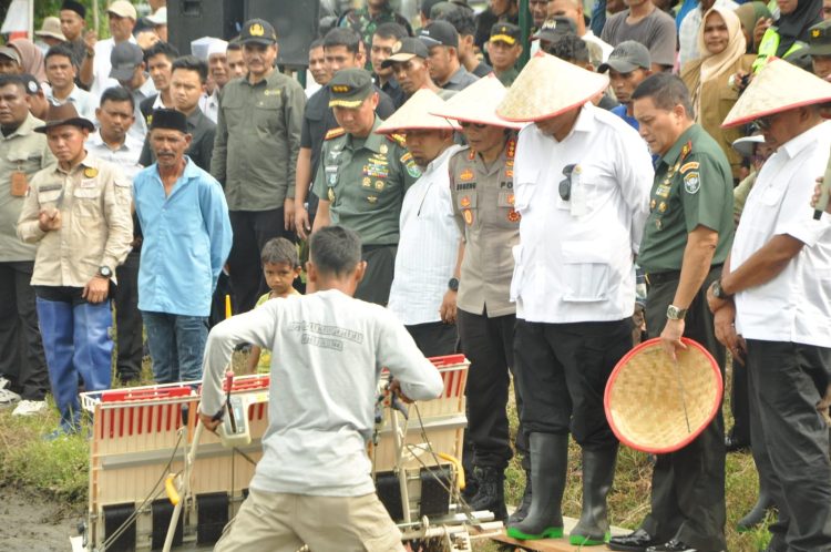 Penanaman padi menggunakan alat traktor, dalam agenda Gerakan Tanam Antisipasi Darurat Pangan, di Gampong Deyah Mamplam, Kecamatan Leupung, Aceh Besar, Sabtu (6/4/2024)