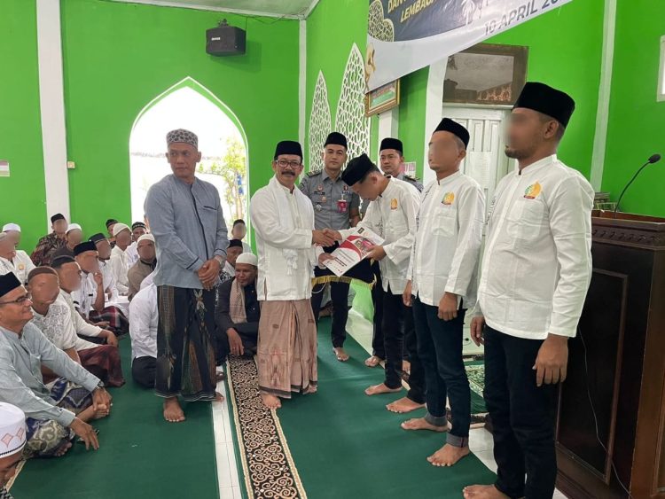 Kakanwil Kemenkumham Aceh Meurah Budiman, menyerahkan remisi secara simbolis kepada narapidana di Lapas Kelas IIA Banda Aceh di kawasan Lambaro, Aceh Besar, Rabu (10/4)