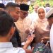 Pj Gubernur Aceh Bustami Hamzah bersama istri Mellani Subarni membagikan amplop Idul Fitri kepada para bocah pada Open House di Anjong Mon Mata Meuligoe Gubernur Aceh, Rabu (10/4)