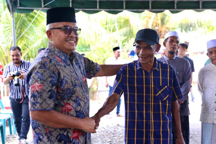 Pj Gubernur Aceh Bustami Hamzah bernostalgia bersama Burhan, teman masa kecilnya di Gampong Nicah, Grong-grong, Pidie, Sabtu (13/4/2024)