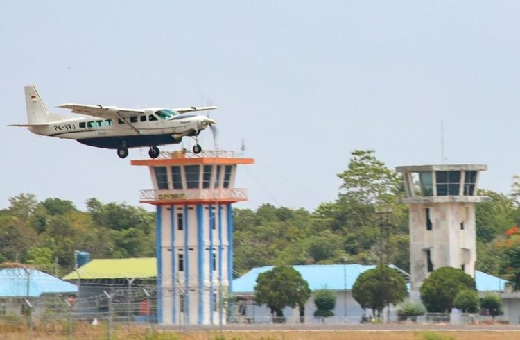 Akses menuju Kota Sabang semakin mudah dengan hadirnya transportasi udara. Rute penerbangan yang dilayani maskapai Susi Air, menjadi alternatif pilihan transportasi bagi para wisatawan