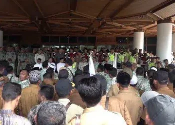Ratusan keuchik se-Aceh yang tergabung dalam APDESI menggelar aksi unjuk rasa di halaman kantor Gubernur Aceh, Jum'at, 19 April 2024
