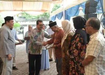 Pj Sekda Aceh Azwardi Abdullah menyerahkan piagam penghargaan purna tugas kepada pegawai RSUDZA pada Halal Bihalal Idul Fitri 1445 Hijriah di Lapangan rumah Parkir RSUDZA Banda Aceh, Sabtu (20/4)