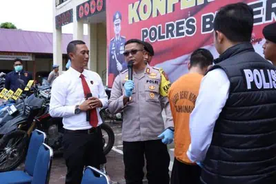 Kapolres Bener Meriah AKBP Nanang Indra Bakti memberikan keterangan pers terkait penangkapan AI (26), ayah pelaku pemerkosaan anak tiri usia 8 tahun, Senin (22/4)