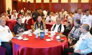 Pj Gubernur Aceh Bustami Hamzah bersama Irjen Kemendagri Tomsi Tohir menghadiri Rapat Koordinasi Teknis dan Penyerahan Penghargaan SPIP Terintegrasi di Hotel Hermes Palace, Banda Aceh, Rabu (24/4/2024)