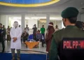 Dua pasangan bukan mahram yang terbukti melakukan ikhtilath menjalani eksekusi hukuman cambuk di Taman Bustanussalatin atau Taman Sari, Banda Aceh, Kamis (25/4/2024)