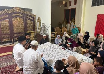 Pj Bupati Aceh Besar Muhammad Iswanto mendoakan almarhum Thantawi Ishak saat bertakziah ke rumah duka
