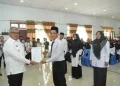 Pj Gubernur Aceh Bustami Hamzah melantik sekaligus menyerahkan SK PPPK Pemerintah Aceh di aula Pendopo Bupati Aceh Tengah, Senin (29/4/2024)