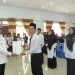 Pj Gubernur Aceh Bustami Hamzah melantik sekaligus menyerahkan SK PPPK Pemerintah Aceh di aula Pendopo Bupati Aceh Tengah, Senin (29/4/2024)