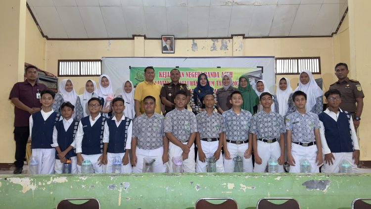 Kajari Banda Aceh Irwansyah SH MH diwakili Kasi Intelijen Muharizal SH MH mengunjungi SMP Negeri 1 Banda Aceh, Kamis (25/4/2024)