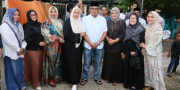 Pj Gubernur Aceh Bustami Hamzah bersama istri, Mellani Subarni bertakziah ke rumah duka almarhum Roni Ahmad alias Abusyik di Gampong Pu'uk Kecamatan Delima, Pidie, Jum'at sore (3/5/2024)