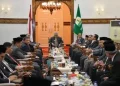 Pj Gubernur Aceh Bustami Hamzah selaku pemegang saham pengendali memimpin RUPS Tahunan Tahun 2023 Bank Aceh Syariah di Pendopo Gubernur Aceh, Ahad (5/5/2024)