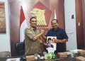 Hasanuddin Ishak saat menyerahkan berkas pendaftaran Bacawalkot Banda Aceh kepada aketua Partai Gerindra Kota Banda Aceh Ramza Harli