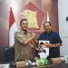Hasanuddin Ishak saat menyerahkan berkas pendaftaran Bacawalkot Banda Aceh kepada aketua Partai Gerindra Kota Banda Aceh Ramza Harli
