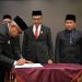 Pj Gubernur Aceh Bustami Hamzah melantik dan mengambil sumpah Manajemen BPKS dan Direksi PT PEMA di Restoran Meuligoe Gubernur Aceh, Rabu (8/5/2024). (Foto: Dok. Biro Adpim Setda Aceh)