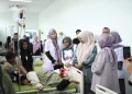 Pj Ketua PKK Aceh Mellani Subarni mengunjungi RSUDZA Banda Aceh guna membezuk pasien Thalasemia yang sedang menjalani perawatan di rumah sakit itu, Rabu (8/5/2024)