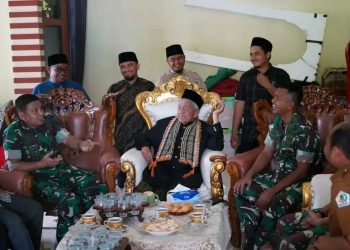 Danrem 011/Lilawangsa Kolonel Inf Ali Imran bersama Dandim Aceh Utara berkunjung ke kediaman ulama Kharismatik Aceh Abu Hasballah Keutapang, di Desa Keutapang, Kecamatan Nisam, Aceh Utara, Selasa (14/5). (Foto: Dok. Penrem Lilawangsa)